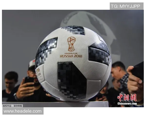 卡马赛克狂热版足球明星集结，畅享激情对战与收藏乐趣